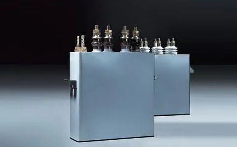 電容器在直流電路中起什么作用？
